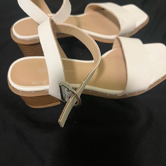 Elegant Cream Sandals - Picture 1 of 4